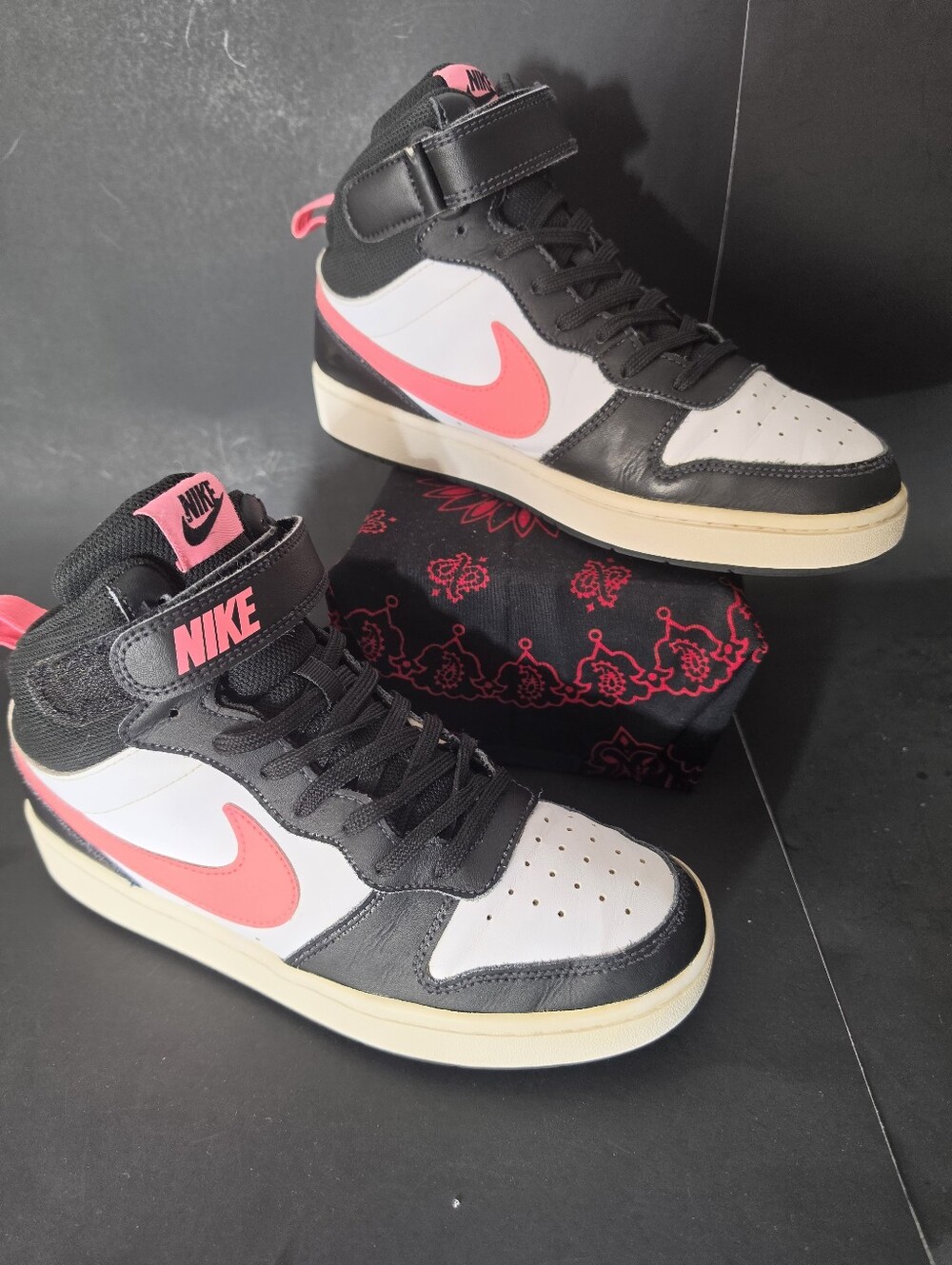 Nike Women’s Mid-Top Sneakers in Black, White & Pink Size Us 7y.